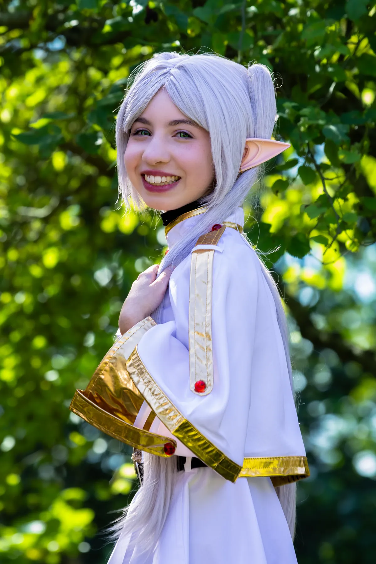 Retrato de cosplayer sorrindo em cenário verde