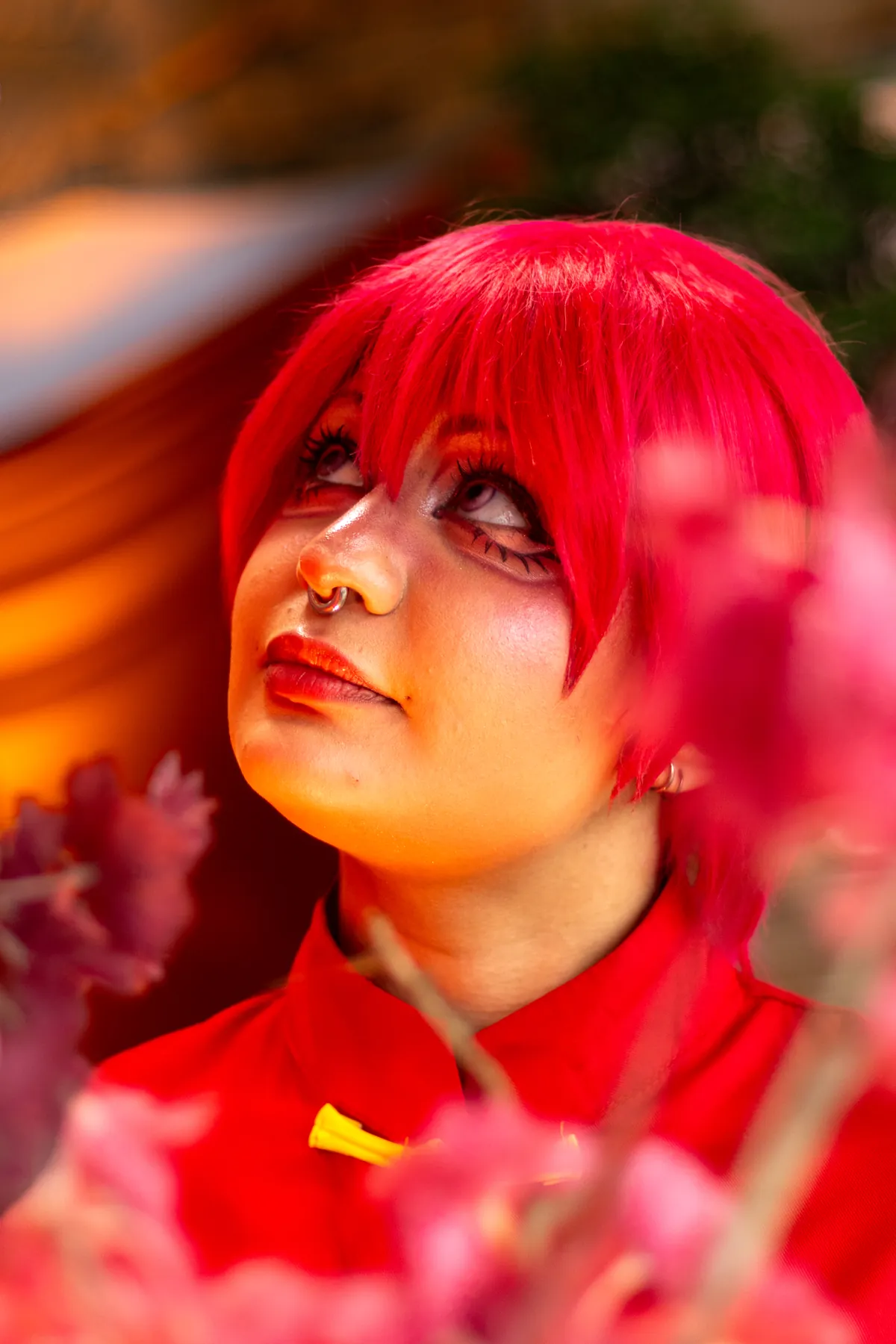 Retrato de cosplayer de cabelo vermelho sob luz quente